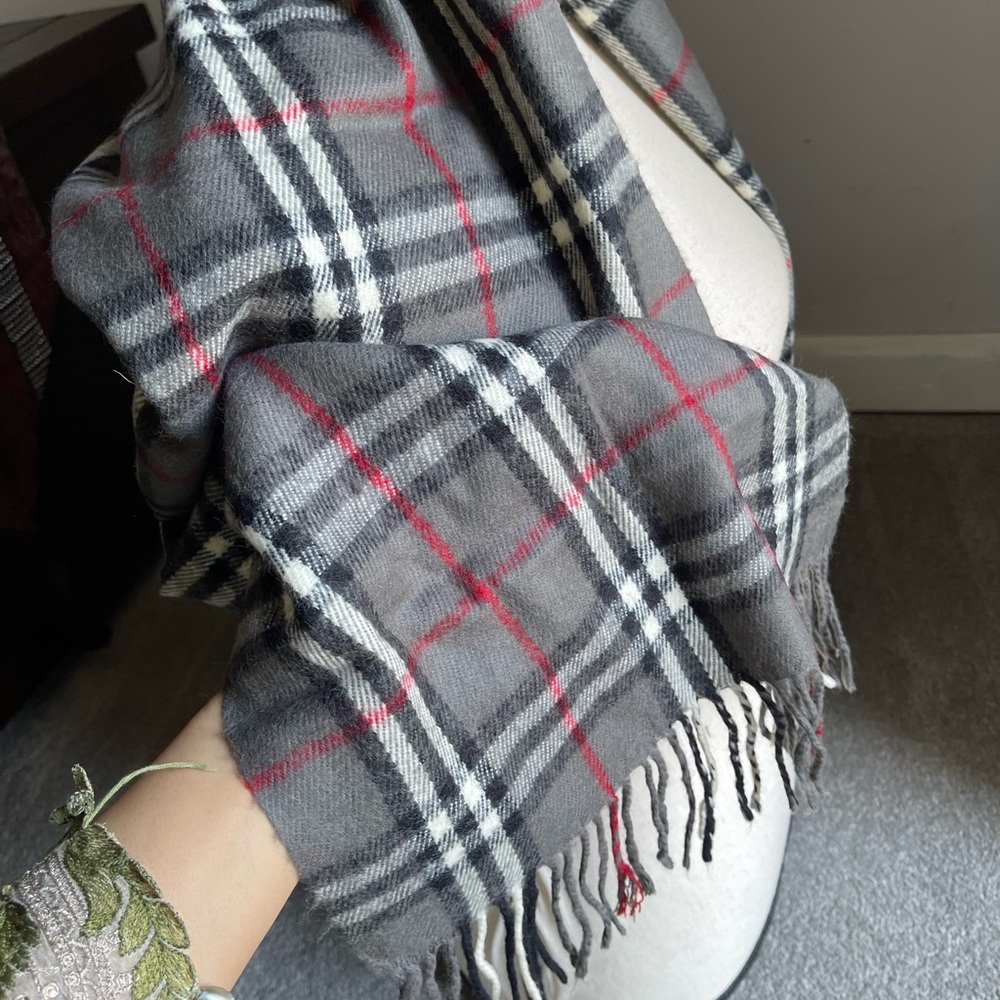Authentic Burberrys vintage nova check grey scarf (WN13) - Picture 6 of 6